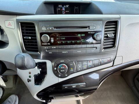 2013 Toyota Sienna LE 8-Passenger