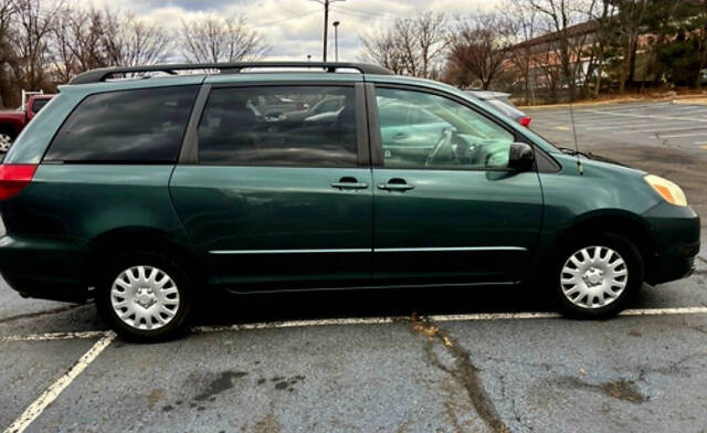 2004 Toyota Sienna for sale at QUEENSGATE AUTO SALES in York, PA