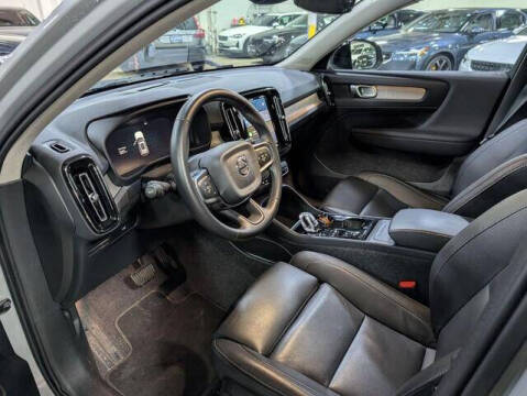 2025 Volvo XC40 B5 Plus Dark Theme