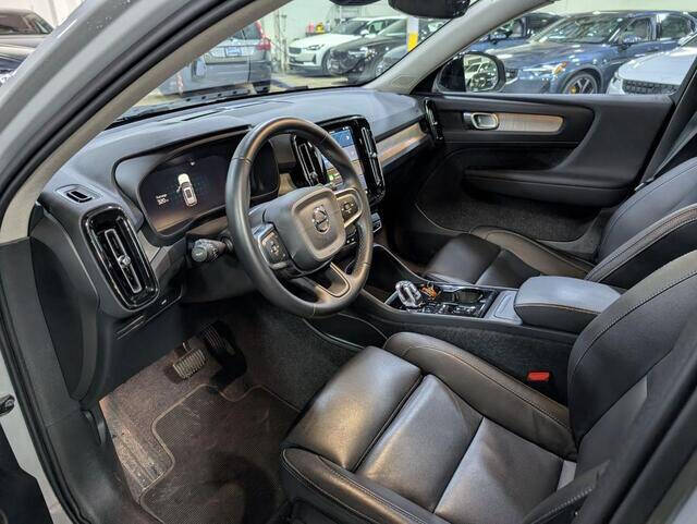 2025 Volvo XC40 B5 Plus Dark Theme