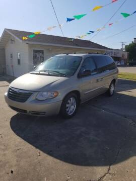 2006 Chrysler Town and Country for sale at Adan Auto Credit in Effingham IL