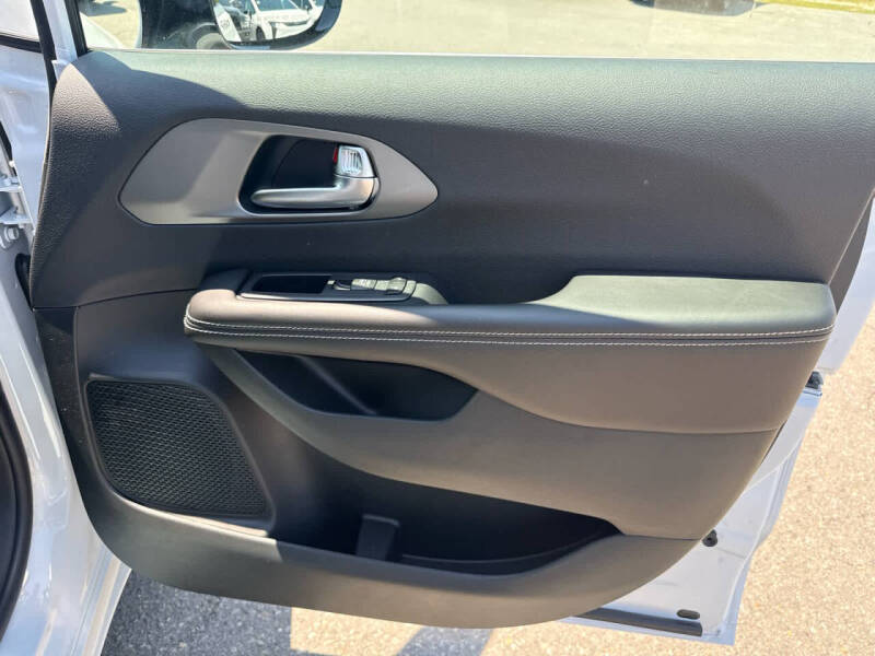 2027 Chrysler Pacifica Select