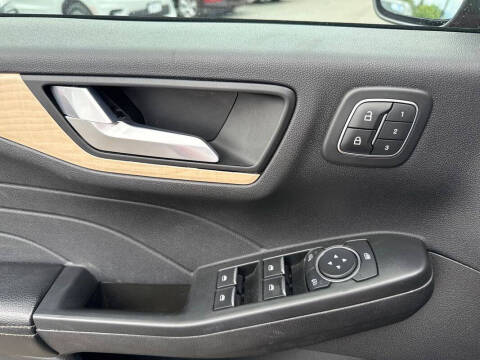 2022 Ford Escape Plug-In Hybrid Titanium