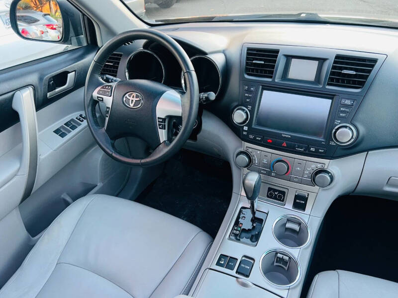 2012 Toyota Highlander SE photo 21