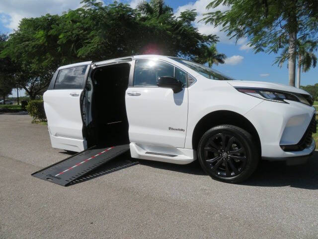 2023 Toyota Sienna XSE 7-Passenger