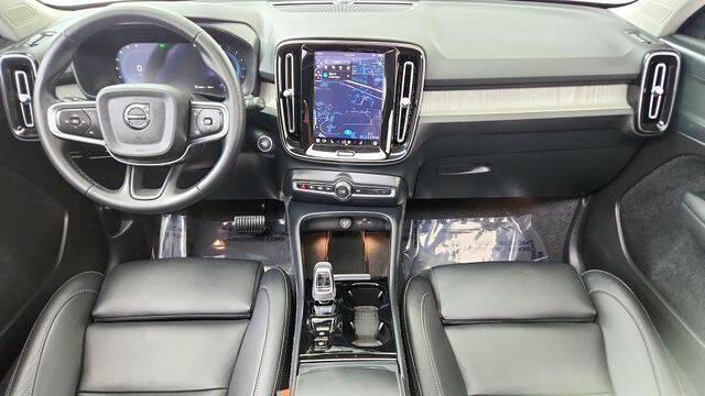 2025 Volvo XC40 B5 Plus Bright Theme