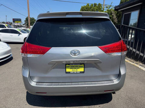 2014 Toyota Sienna LE 8-Passenger