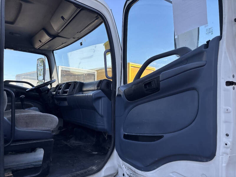 2005 Hino 268