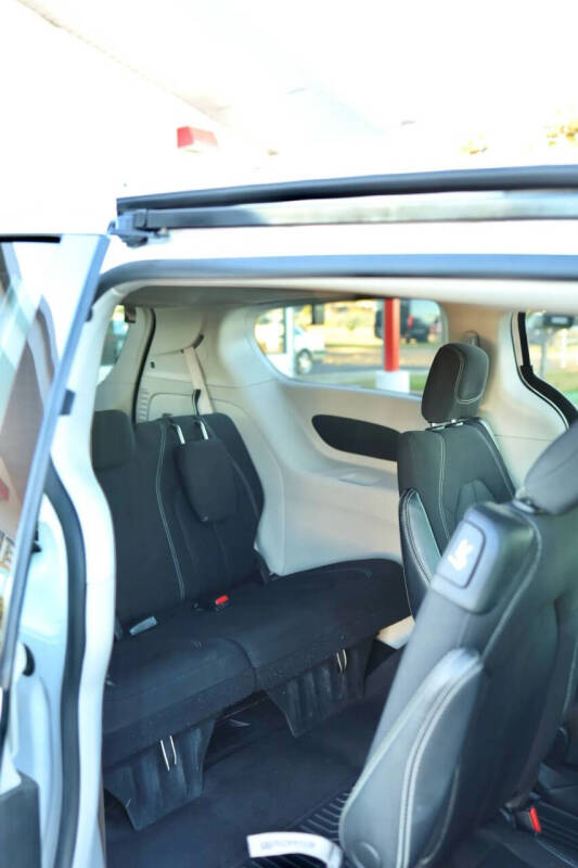 2022 Chrysler Voyager LX