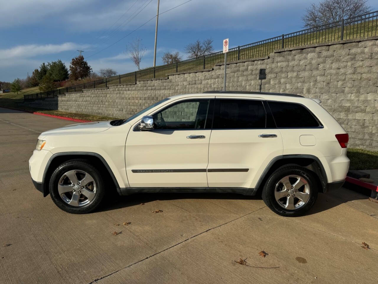 2011 Jeep Grand Cherokee for sale at 10-4 AUTO GROUP LLC in Raytown, MO