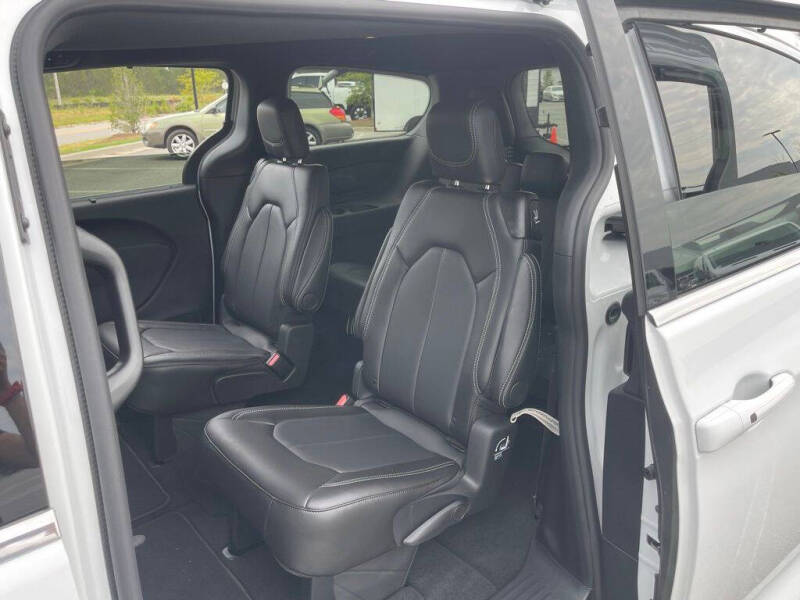 2027 Chrysler Pacifica Select