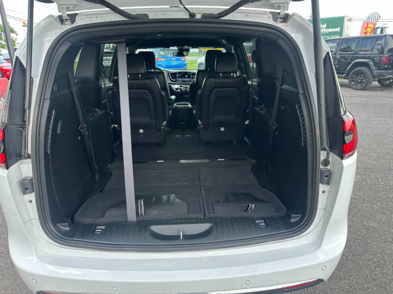 2025 Chrysler Pacifica Select
