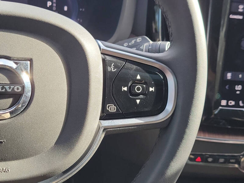 2023 Volvo XC60 B5 Plus Dark Theme