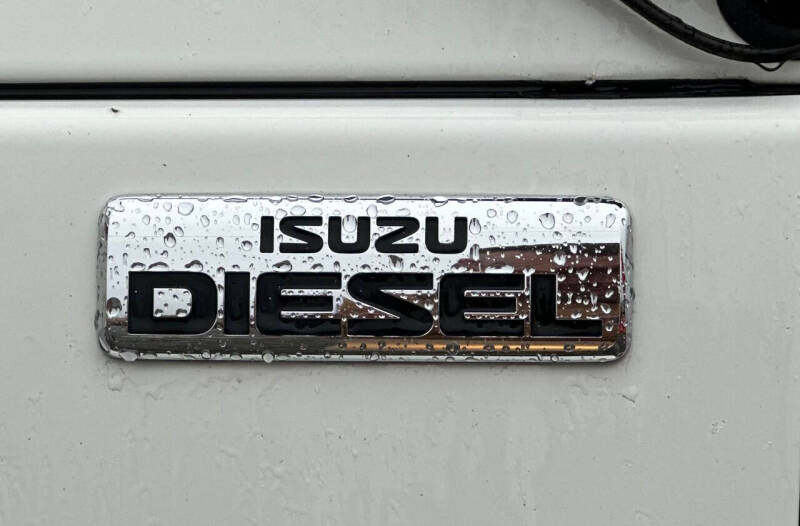 2015 Isuzu NRR  23' Flatbed + Lift Gate