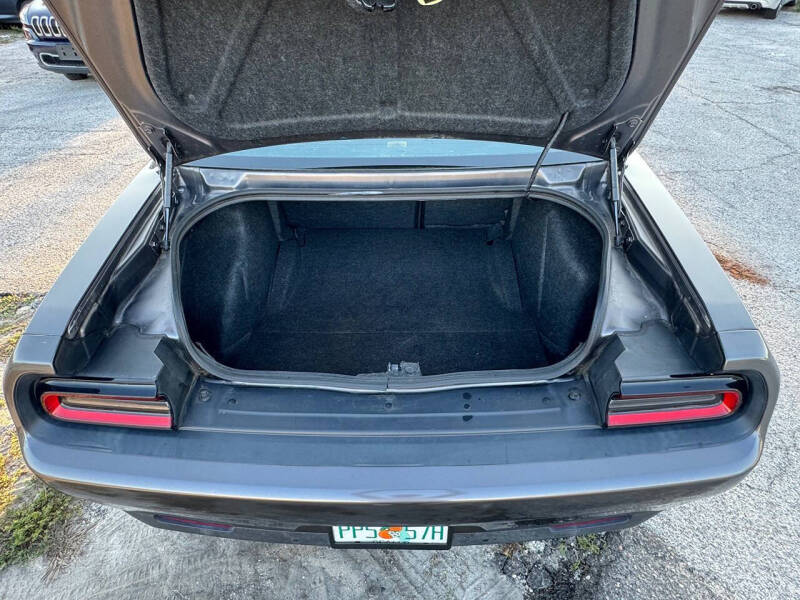 2017 Dodge Challenger SXT Plus