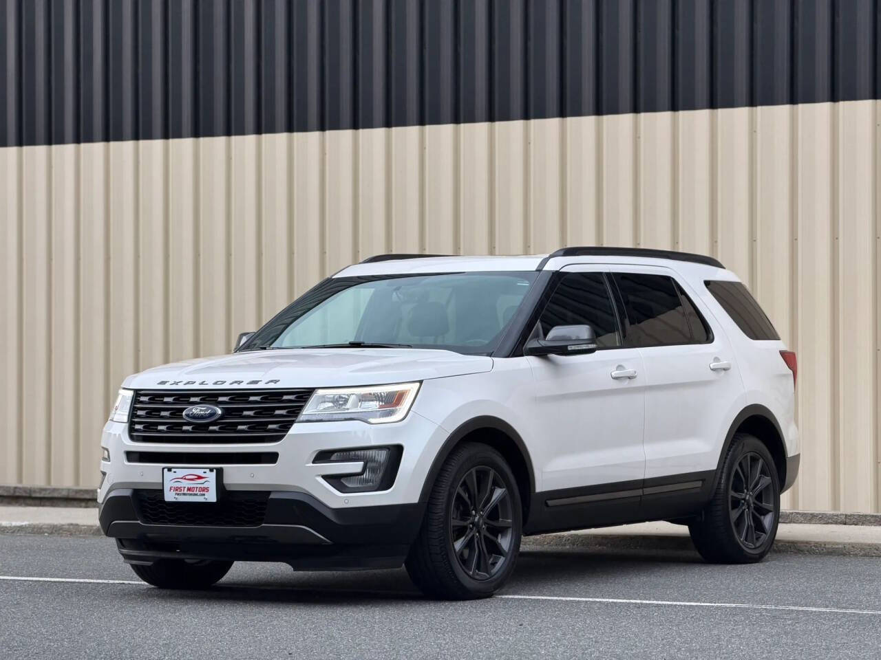 White 2017 Ford Explorer XLT AWD XLT 4dr SUV 1