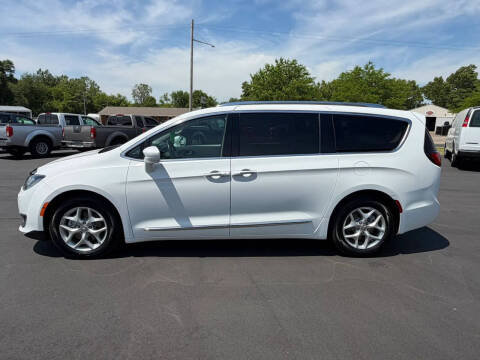 2017 Chrysler Pacifica Touring-L Plus
