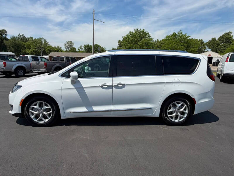 2017 Chrysler Pacifica Touring-L Plus