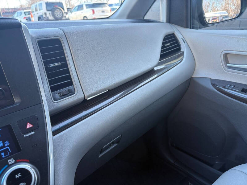 2017 Toyota Sienna XLE Premium 7-Passenger