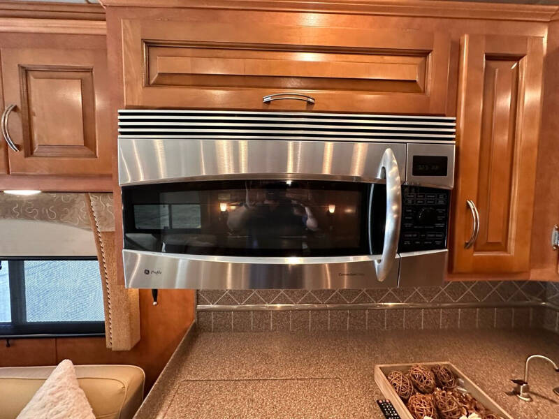 2011 Newmar Ventana 43’  1.5 Bath Pre-Def Diesel KingBed