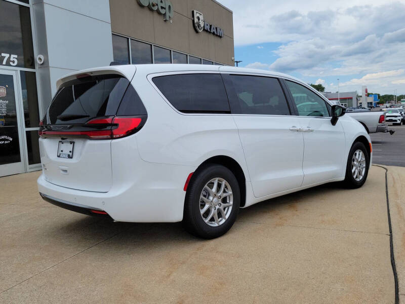 2027 Chrysler Pacifica Select