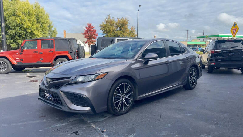 2022 Toyota Camry SE's photo