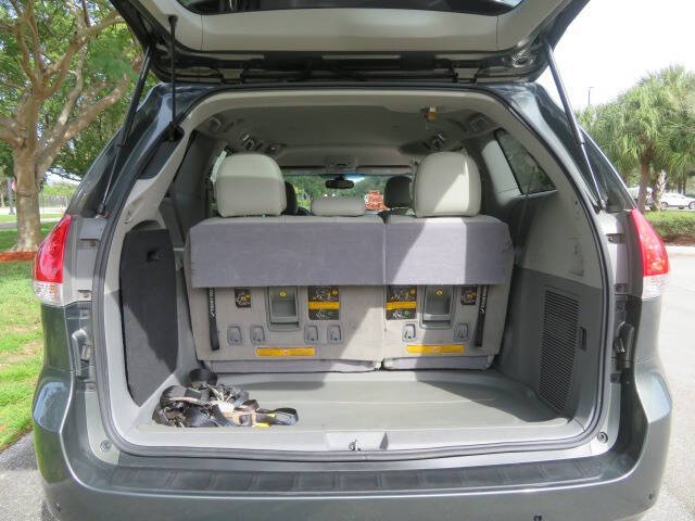 2014 Toyota Sienna LE Mobility 7-Passenger