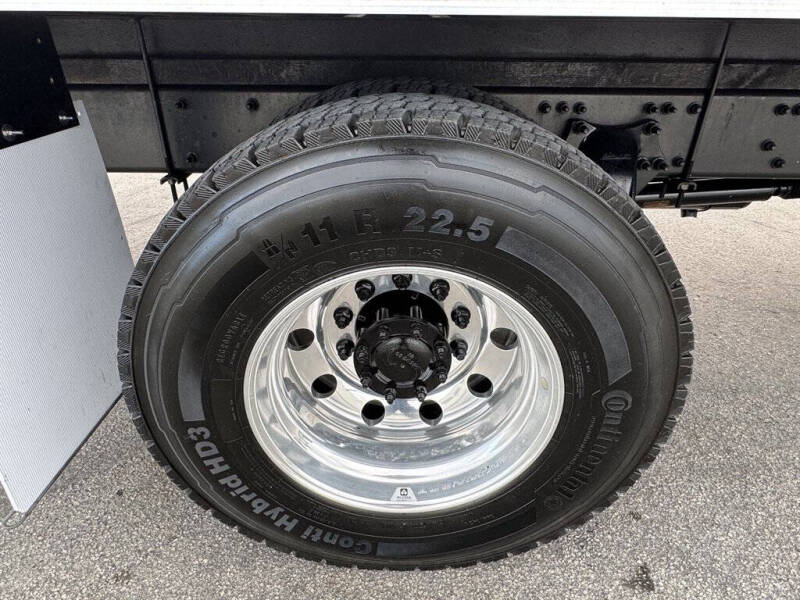 2019 Freightliner M2 106