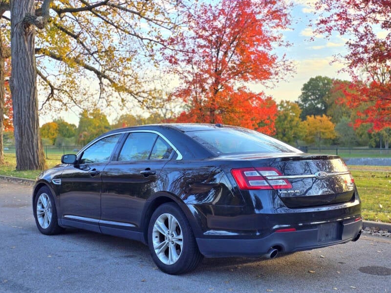 2016 Ford Taurus SEL photo 7