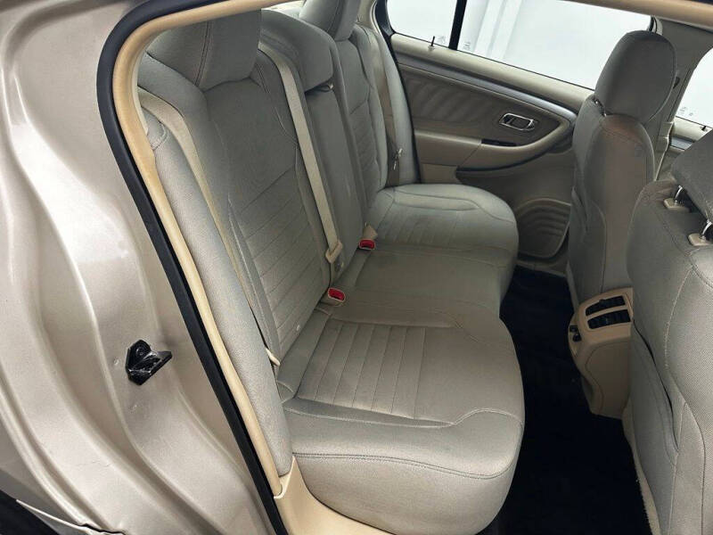 2017 Ford Taurus SE