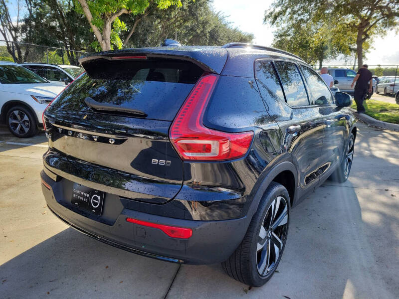 2024 Volvo XC40 B5 Plus Dark Theme