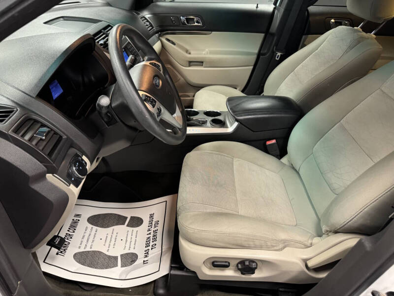 2013 Ford Explorer Base photo 9