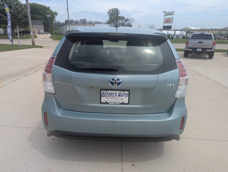 2017 Toyota Prius v Four