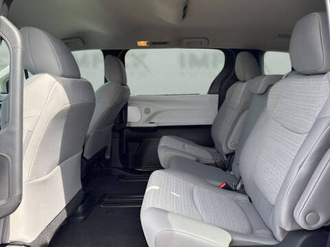 2025 Toyota Sienna LE 8-Passenger
