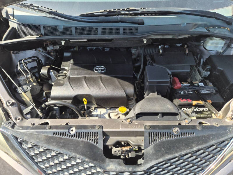 2011 Toyota Sienna SE 8-Passenger