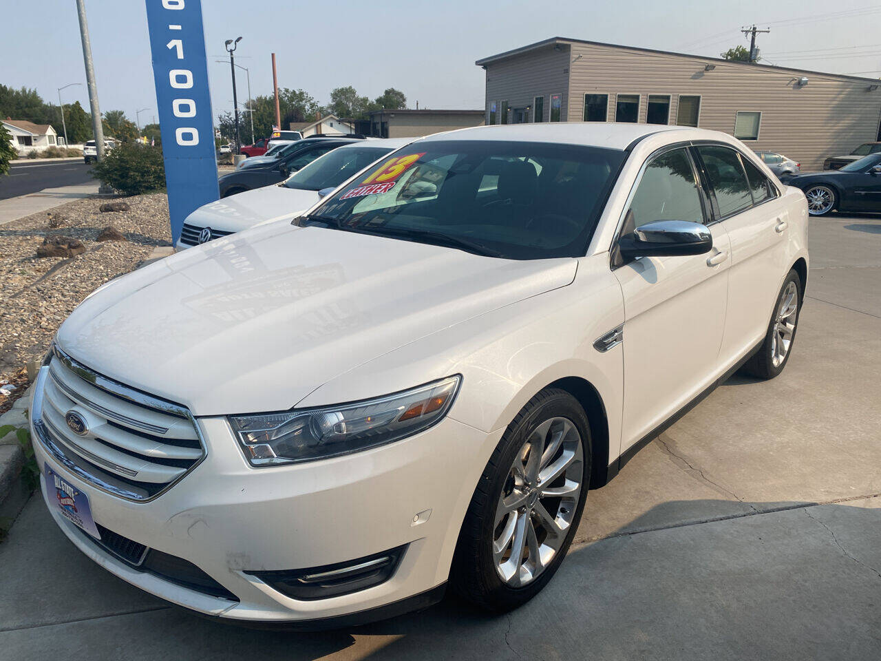 Off white 2013 Ford Taurus Limited Limited 4dr Sedan 1