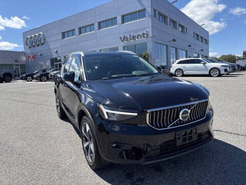 2025 Volvo XC40 B5 Plus Bright Theme