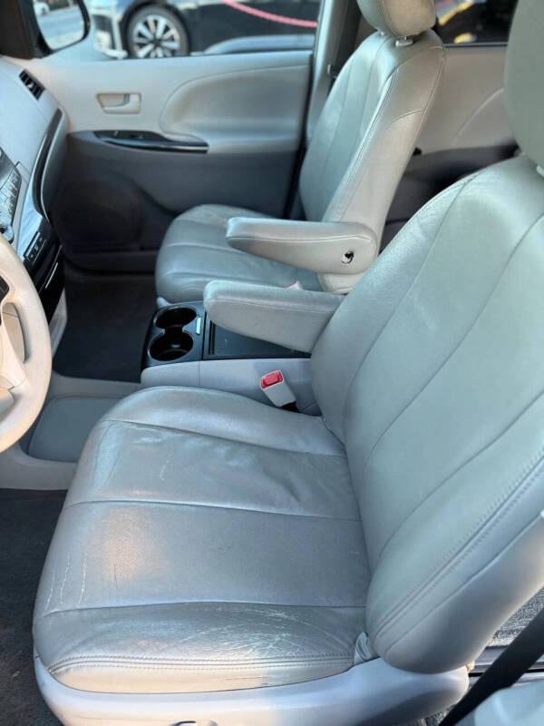 2014 Toyota Sienna LE 7-Passenger