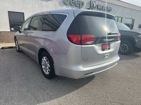 2022 Chrysler Voyager LX