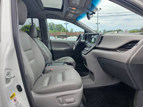 2017 Toyota Sienna XLE Premium 8-Passenger