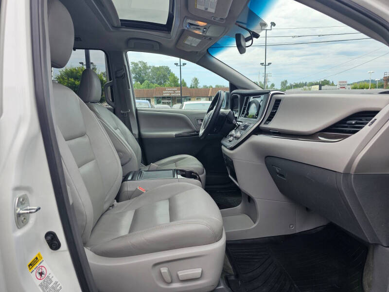 2017 Toyota Sienna XLE Premium 8-Passenger