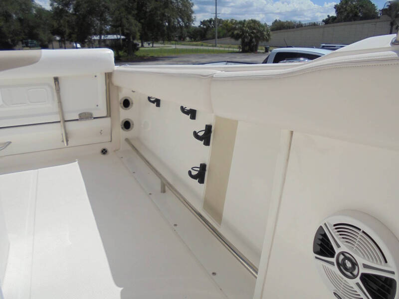 2017 Robalo R222