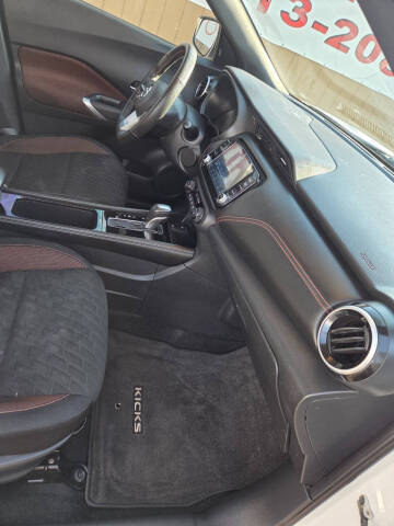 2021 Nissan Kicks SR