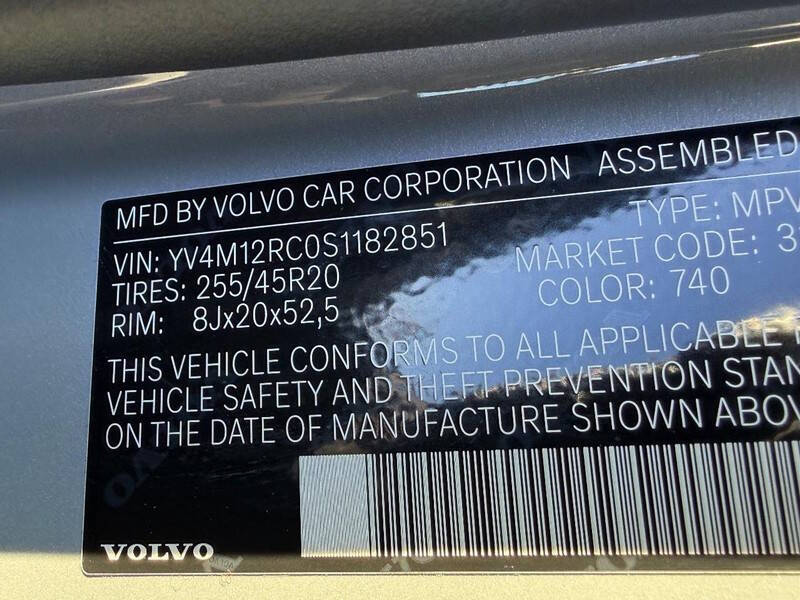 2025 Volvo XC60 B5 Plus Dark Theme