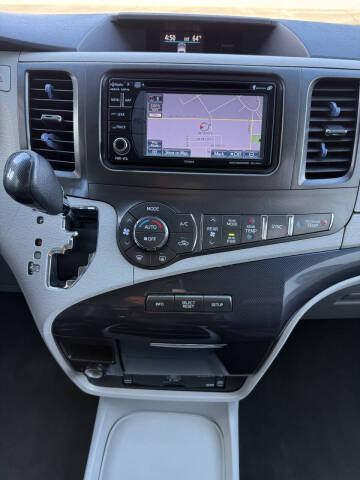 2013 Toyota Sienna SE 8-Passenger