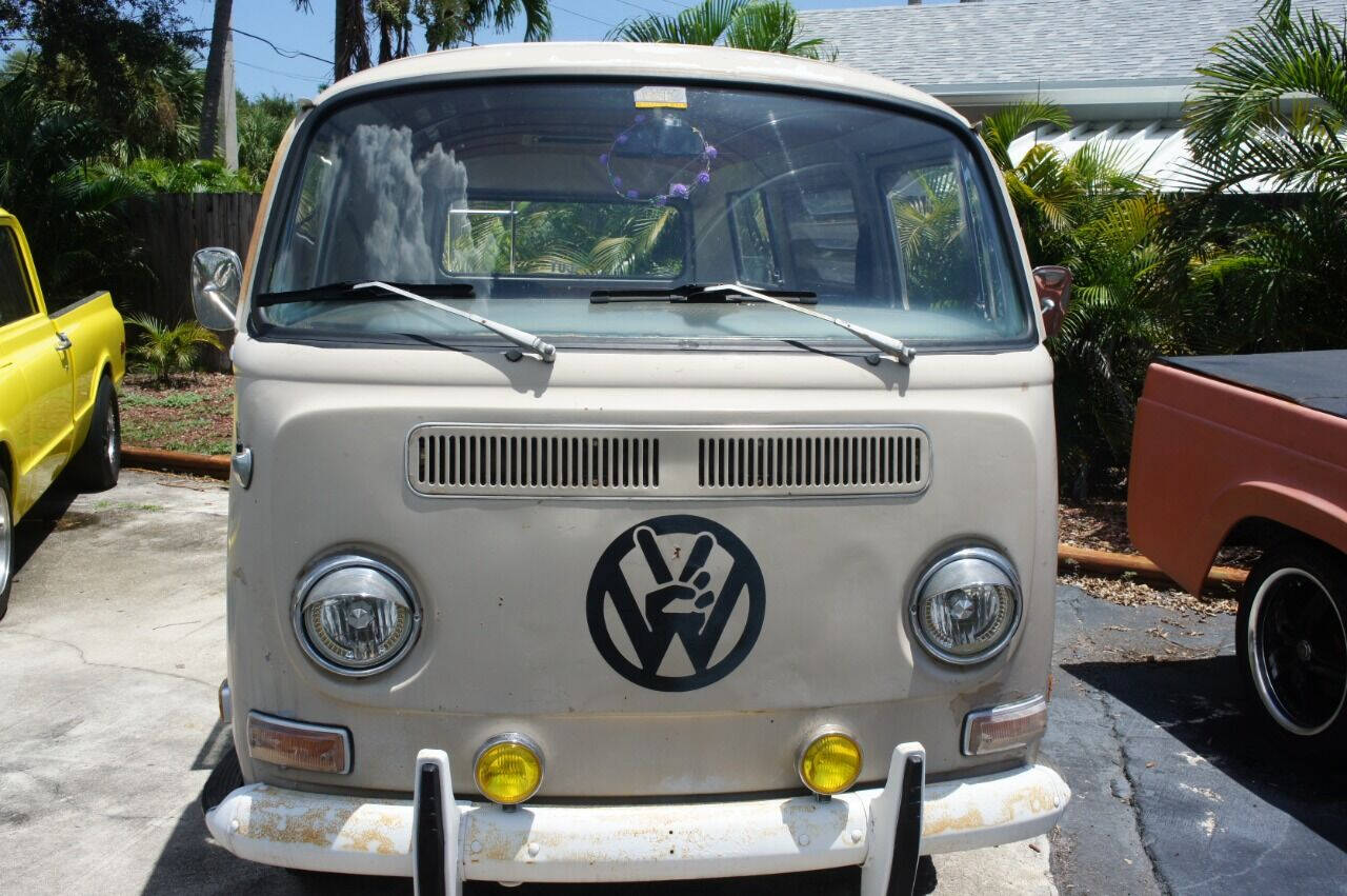 1970 Volkswagen Bus 2