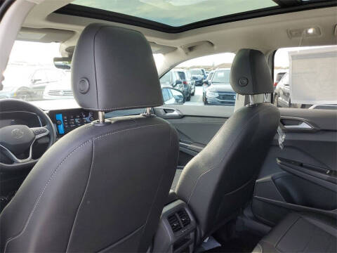 2025 Volkswagen Taos SE Black