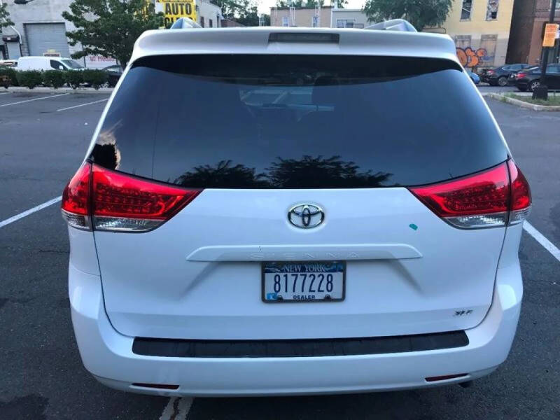 2014 Toyota Sienna XLE 8-Passenger