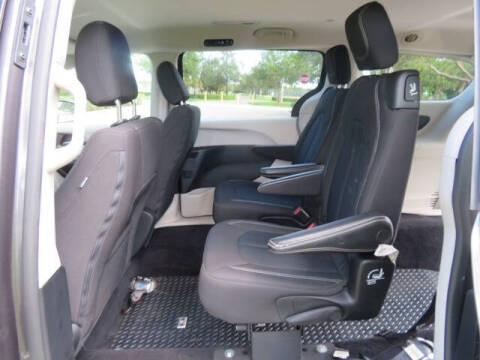 2022 Chrysler Voyager LX