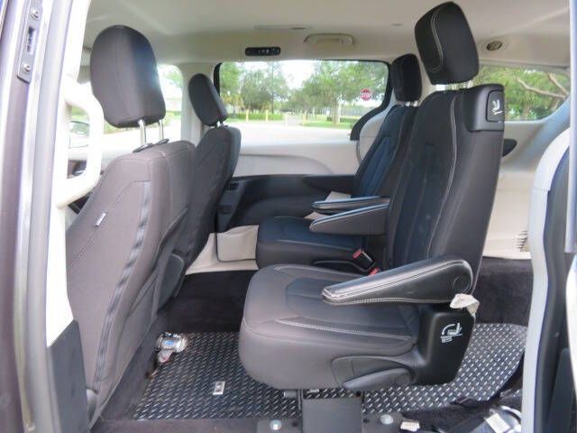 2022 Chrysler Voyager LX